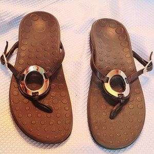 Vionic Karina Orthoheal thong sandals with metal circle accent